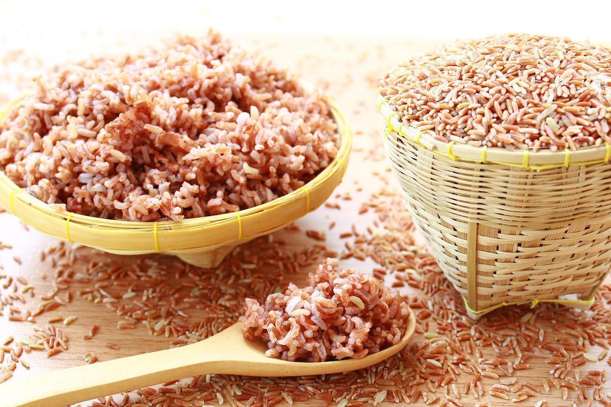 El arroz integral aporta un extra de fibra a nuestra dieta