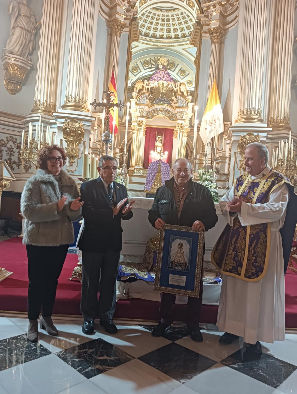 Asuar Ibáñez recibe una placa del acto y su nombramiento como cofrade de honor