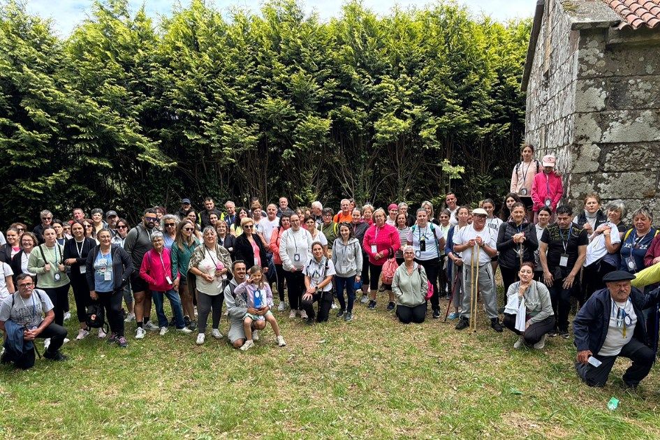 Participantes en la ruta por la Vía Mariana luso-galaica, a su paso por Valga.