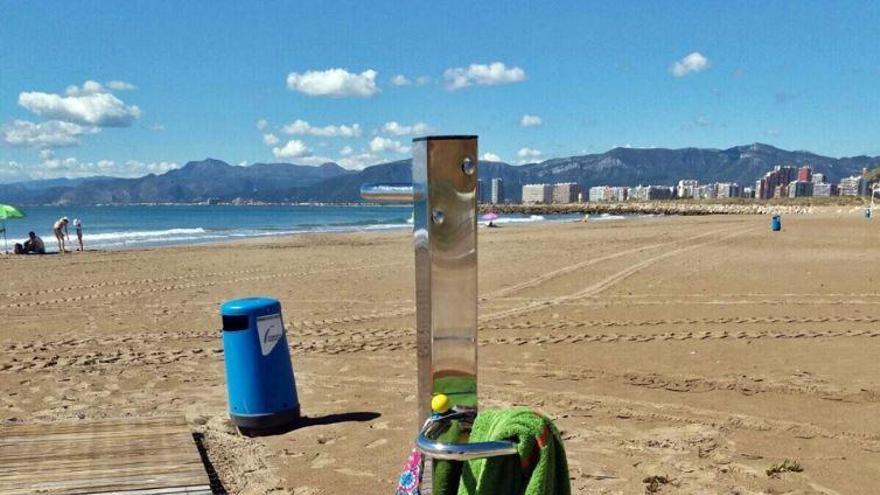 Cullera instala un taburete y una percha junto a los lavapiés de sus playas