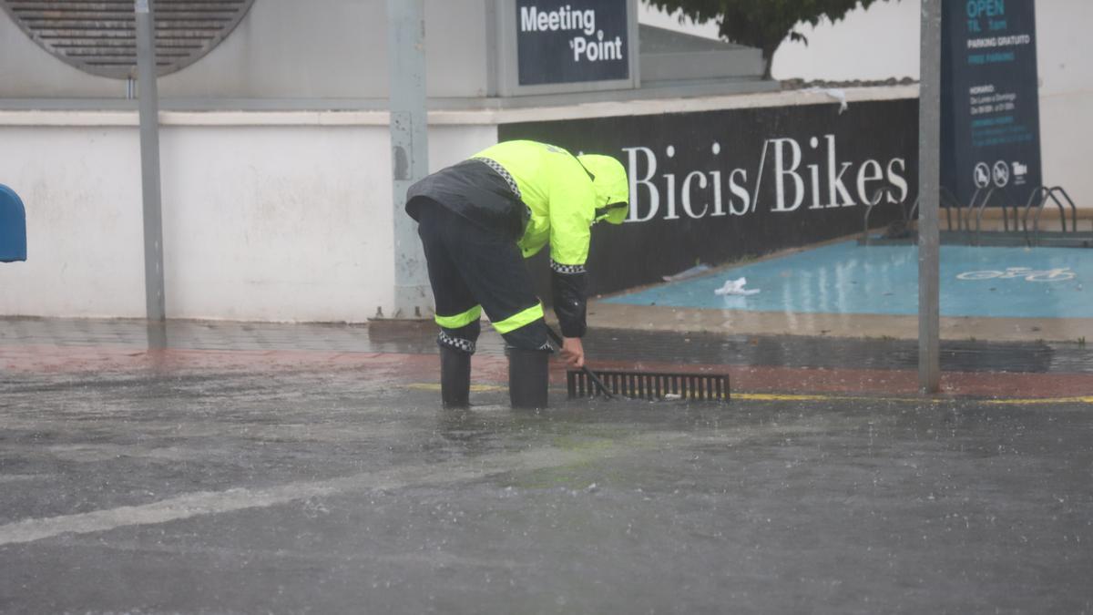 La lluvia cae con fuerza en Torrevieja y Orihuela Costa