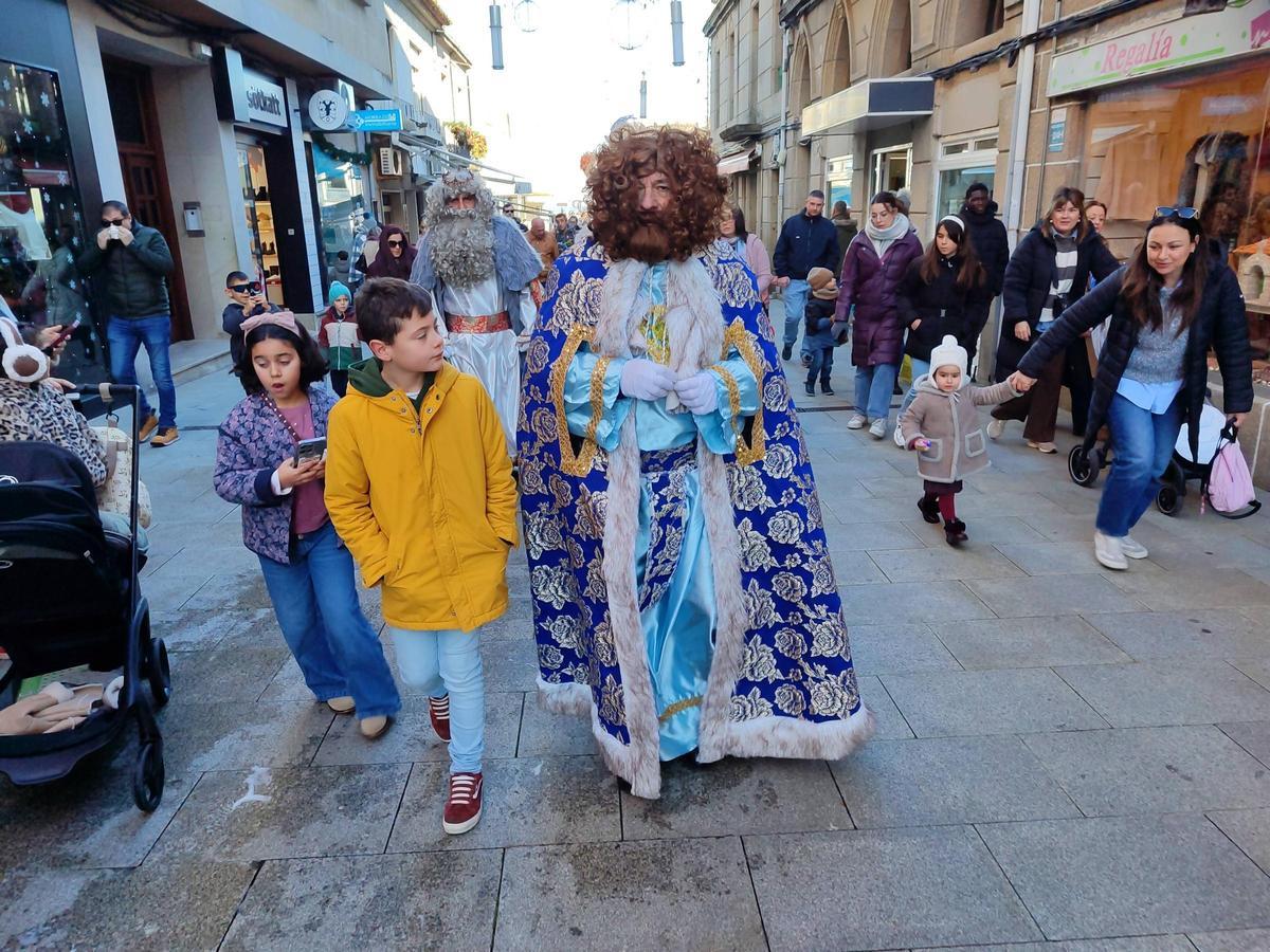 Los Reyes Magos llegan a Bueu por mar antes de la cabalgata de esta tarde