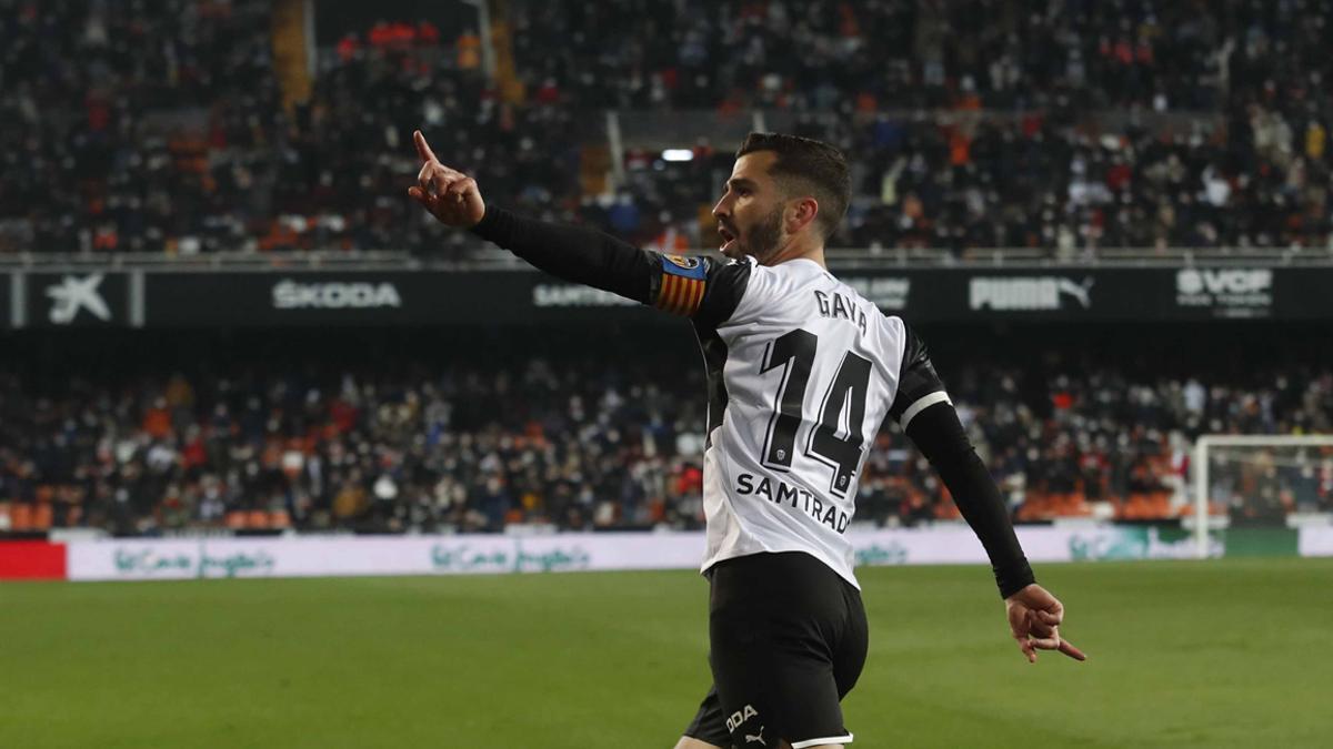 Gayà, protestando al linier en Mestalla