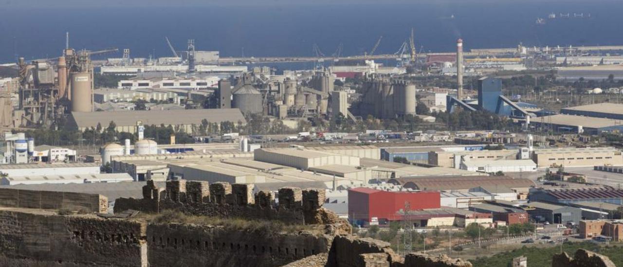 Vista desde el Castillo de la zona industrial de Sagunt. | TORTAJADA