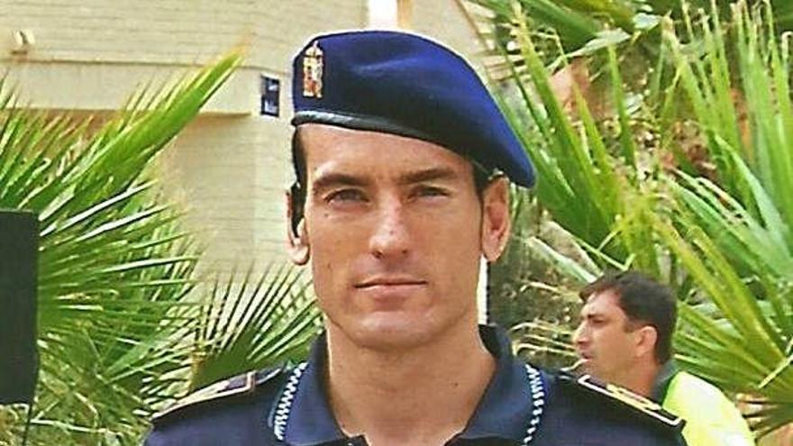 Juan Martínez Munuera con el uniforme de policía.