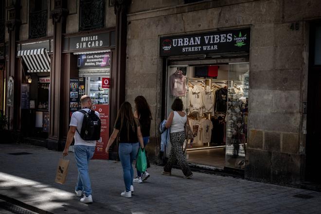 El PP equipara a Collboni con Aliança Catalana por las inspecciones en la Rambla para multar a negocios sin rótulos en catalán