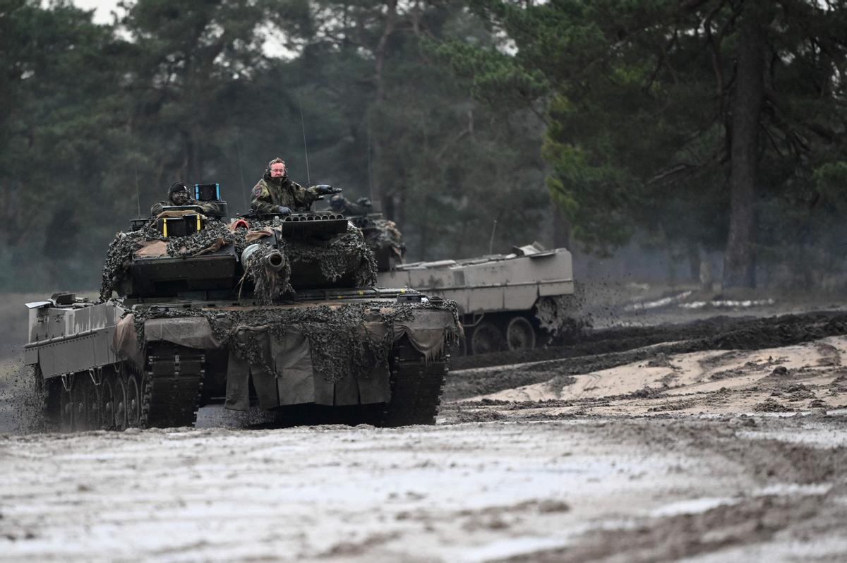 El ministro de Defensa alemán, Boris Pistorius en unas maniobras militares para conocer el tanque Leopard 2