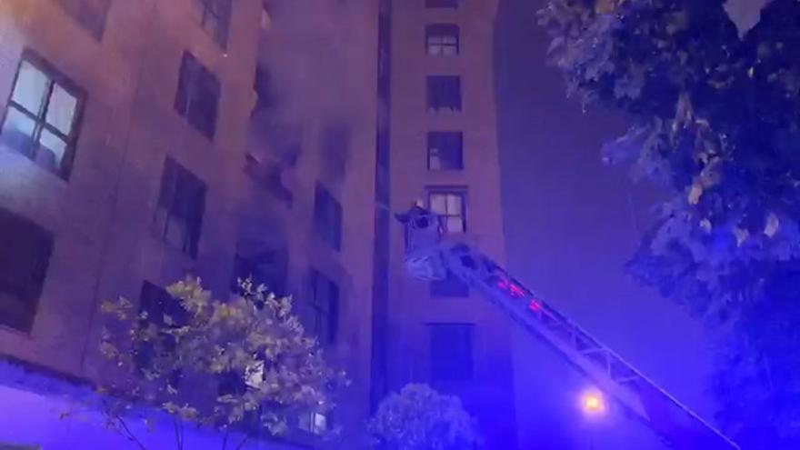 Los bomberos de Zaragoza actúan en el incendio de un piso en la calle Los Diputados