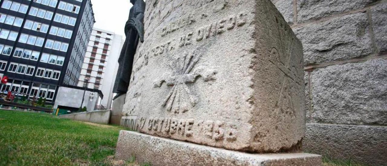 Uno de los monolitos de la plaza de la Gesta que se retirarán.