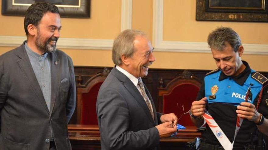 Emilio García junto al Alcalde y el concejal de Seguridad tras ganar el bronce en los mundiales de Los Ángeles.