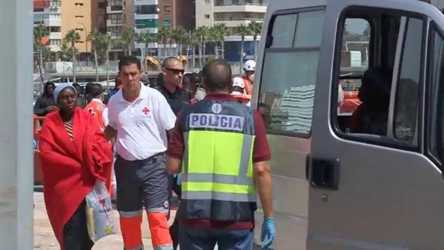 Los 58 ocupantes de una patera llegan al puerto de Málaga