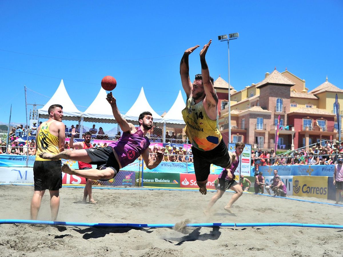 Imagen de un partido de balonmano playa.