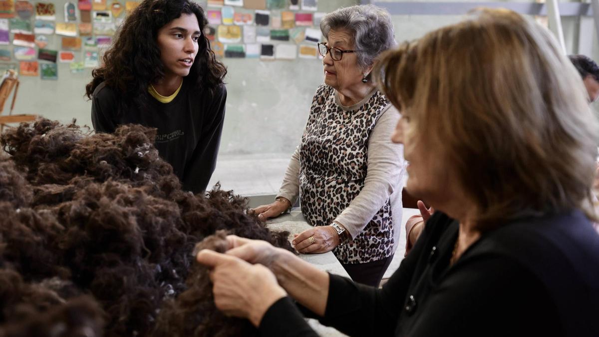 La artista Irene Trapote reivindica el valor de la lana de oveja xalda en un taller organizado en torno al filósofo Byung-Chul Han: "Era el oro blanco y está en peligro de extinción"