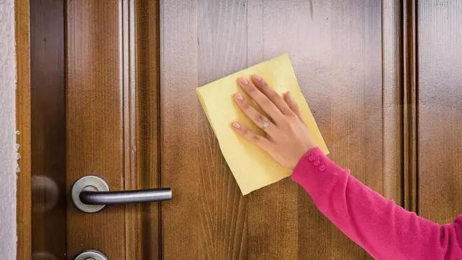 Cómo limpiar las puertas de madera y que te duren más tiempo