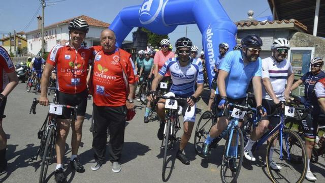 Cabestany, a la izquierda, con Jesús González y otros cicloturistas en San Martín de Podes.  |