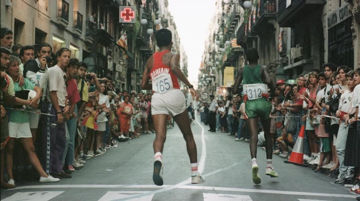 La prueba de la maratón a su paso por la calle Ferrán.