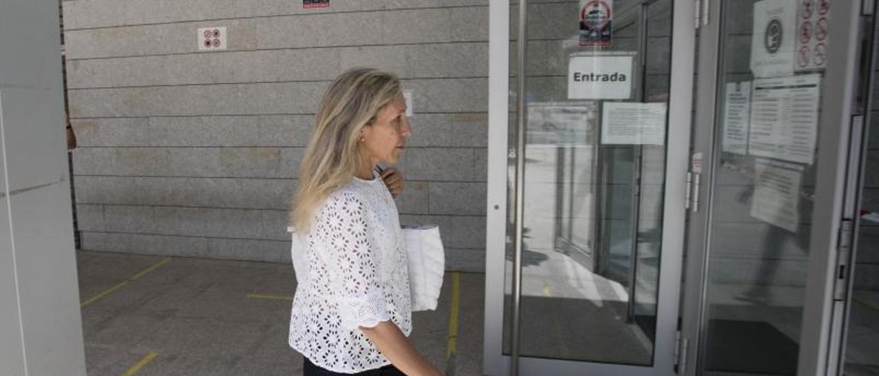 La alcaldesa, Carmen Ferrer, en julio cuando entraba en los juzgados para declarar. | VICENT MARÍ