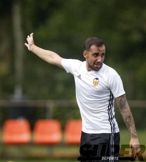 La plantilla entrena bajo la lluvia con el 'shock'