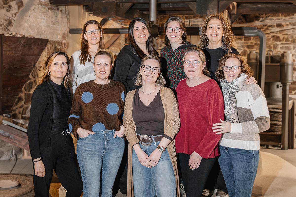 D’esquerra a dreta i de dalt abaix, Anna Badia, Anna Padilla, Anna Estany, Pili Simon, Carme Fontellas, Mar Barons, Maria Roselló, Maria Sala i Montse Segura