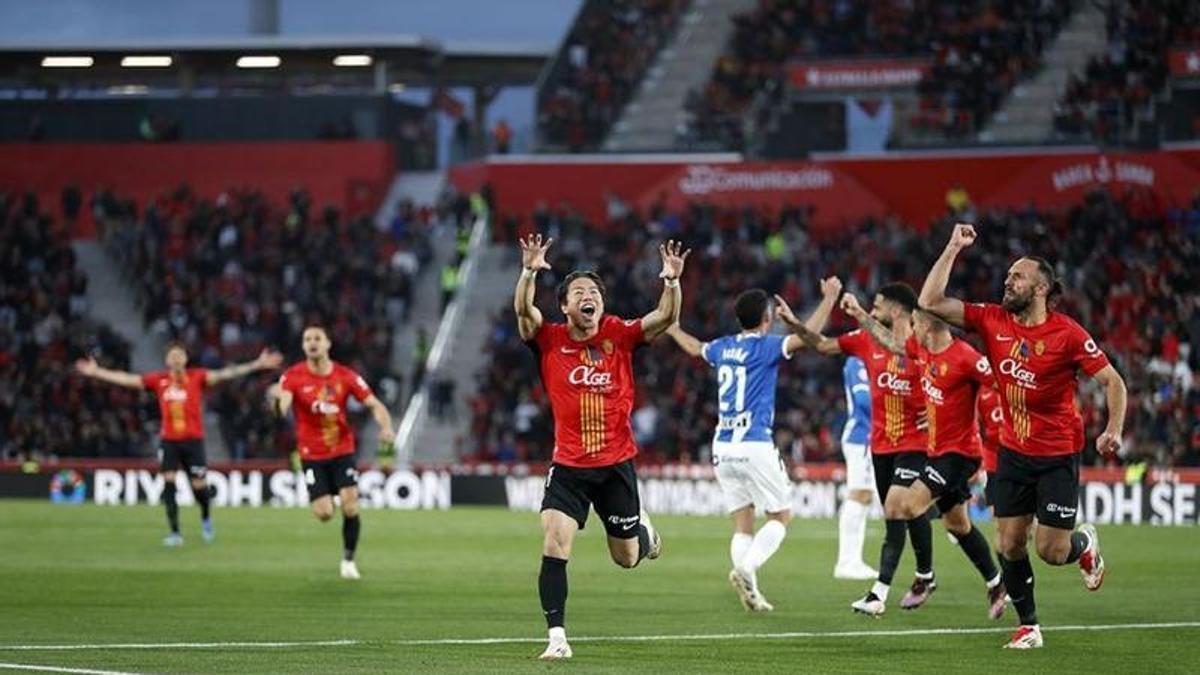 Asano celebra el gol imitando las garras del jaguar.