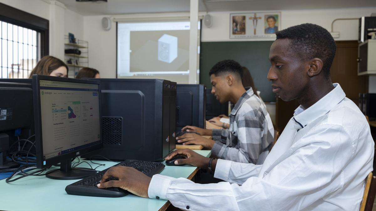 El objetivo del Colegio Virgen del Carmen es una educación integral que forme a niños y jóvenes como personas.