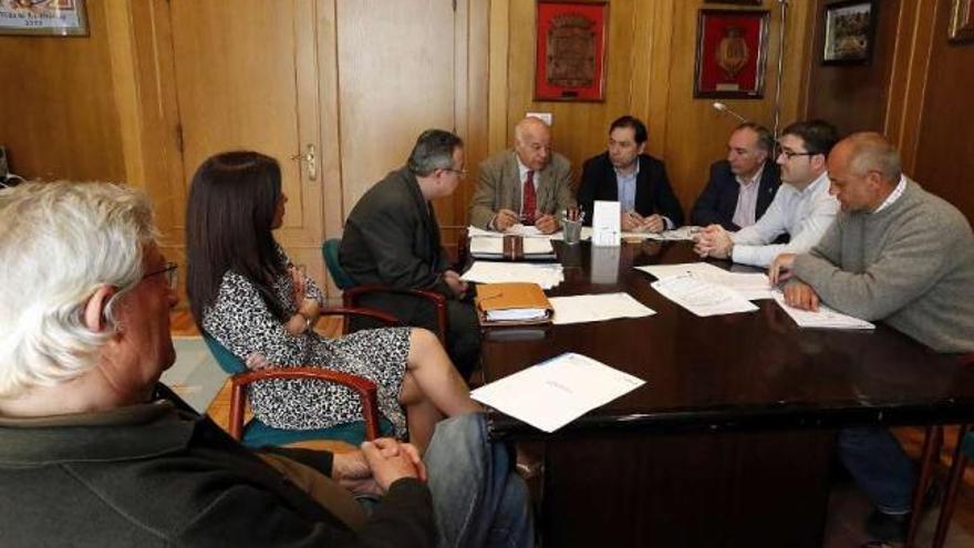 Cuatro alcaldes del Condado-Paradanta asistieron, ayer,  a la reunión con Zugasti.  // A. Hernández