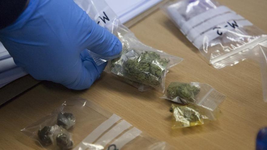La Policía Nacional analiza drogas incautadas en una imagen de archivo.