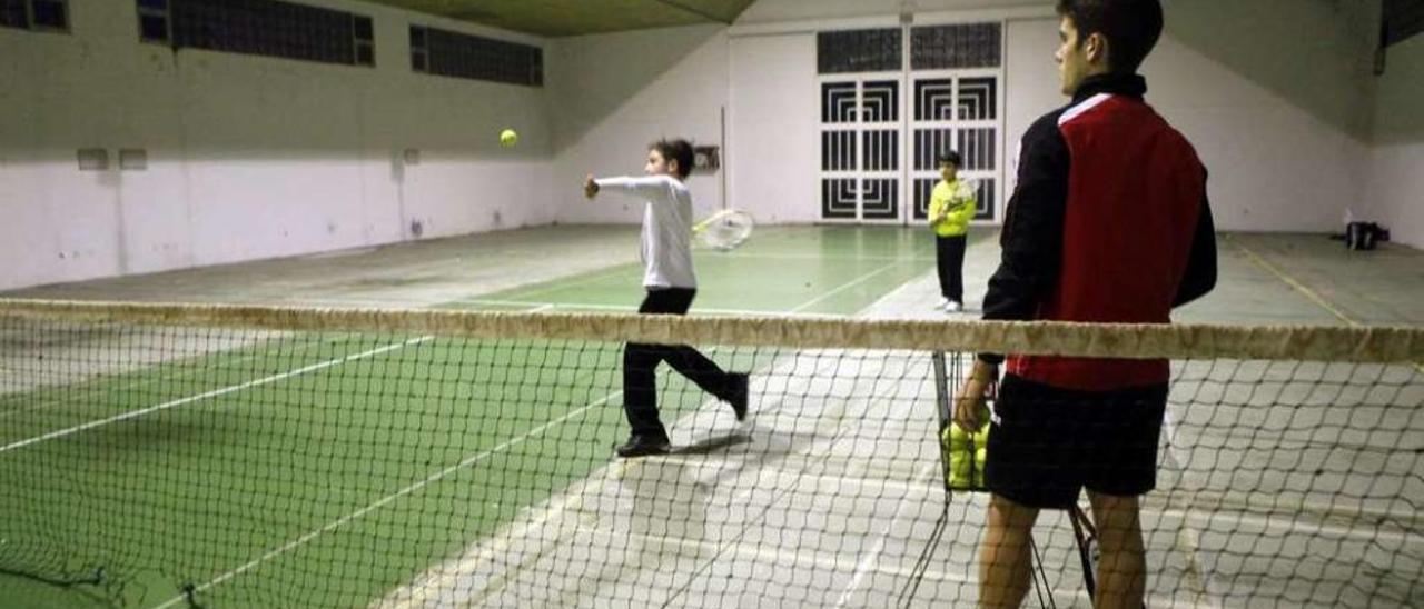 La escuela municipal de tenis cuenta con una red en la Fundación para entrenar allí. // Bernabé/Luismy