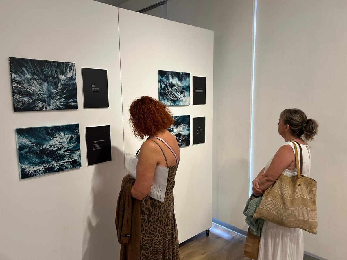 EN IMÁGENES: Inauguración en Villaviciosa de la muestra "La poesía y el mar" de Guillermo Simón