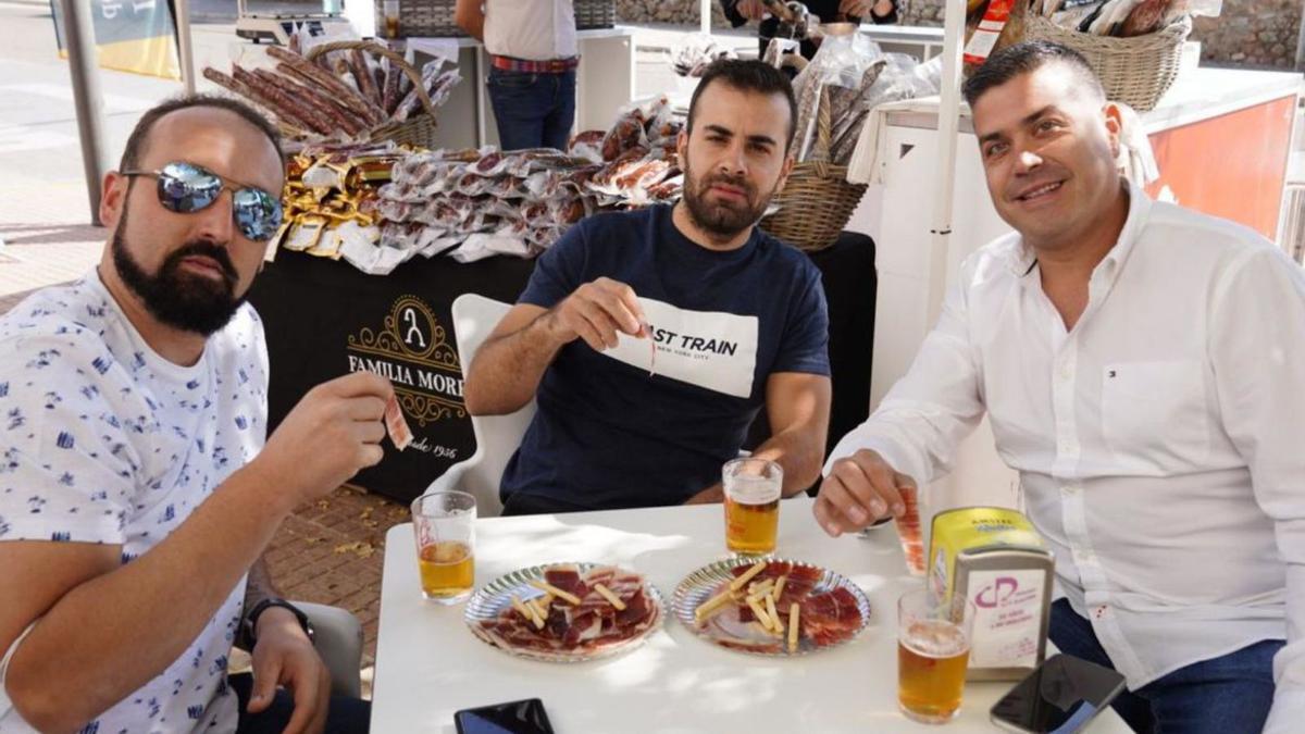 Un grupo de amigos disfruta con la degustación de productos ibéricos de la provincia.