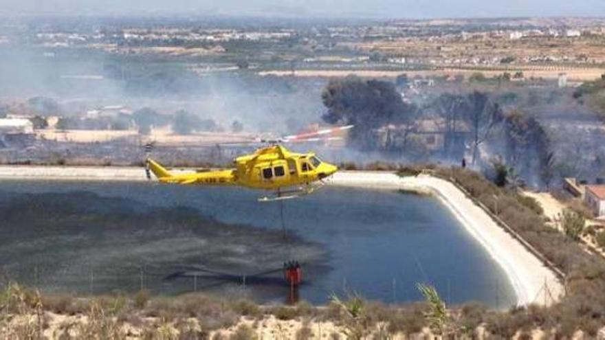 Una imagen captada ayer del incendio en la balsa de la que se abastecieron los Bomberos.