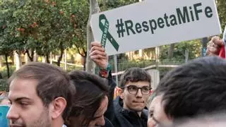 Rezos, reproches e incidentes ante la cruz del Ribalta durante su retirada