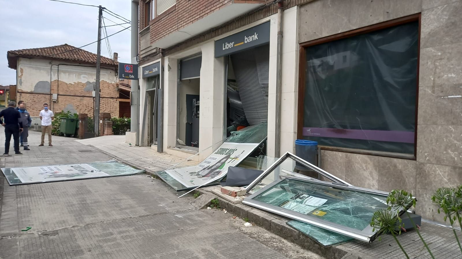 Así quedó la sucursal destrozada por los ladrones con explosivos en Piloña