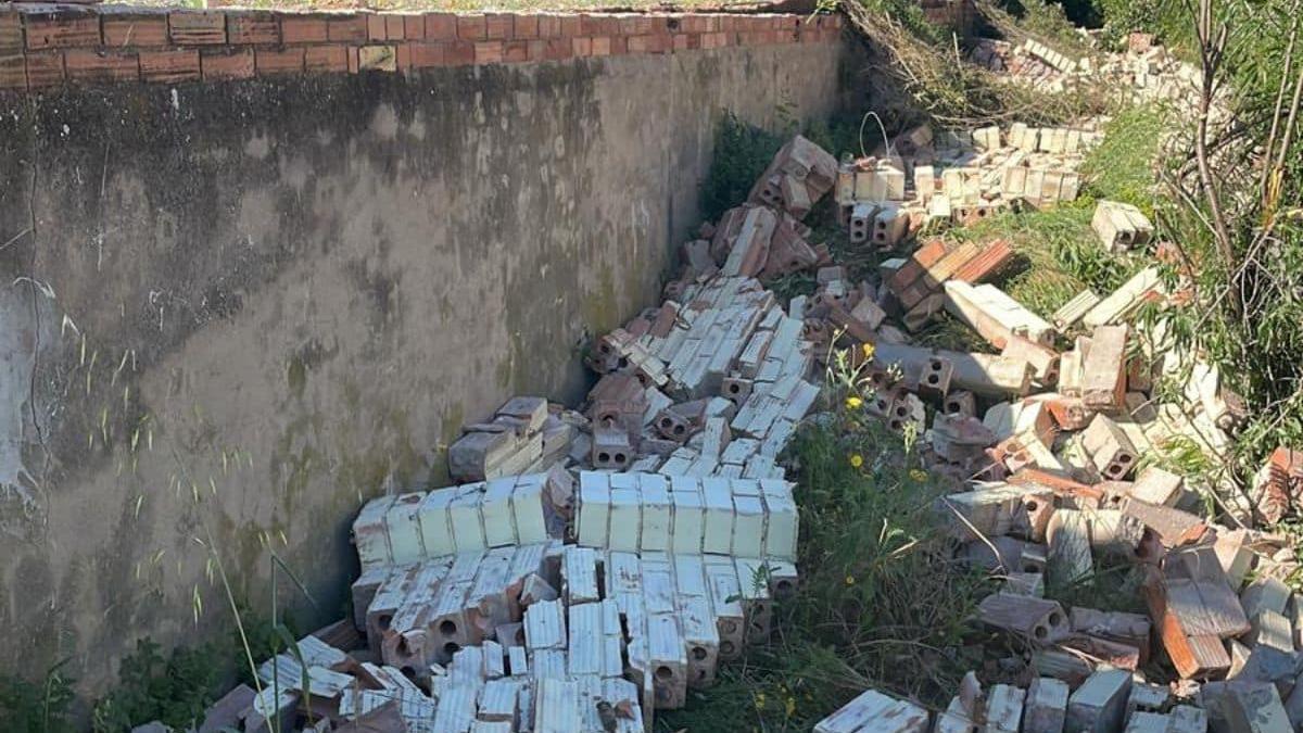 Se desploma un muro de la escuela infantil Pequelar de Betxí