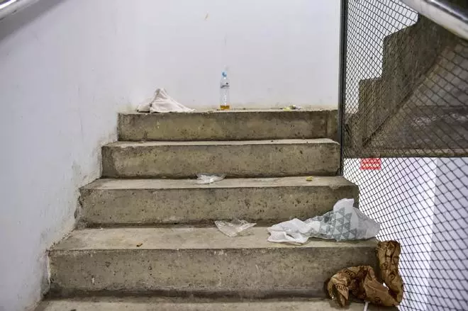 Las imágenes de la suciedad en los s al parking del puente Trujillo de Plasencia