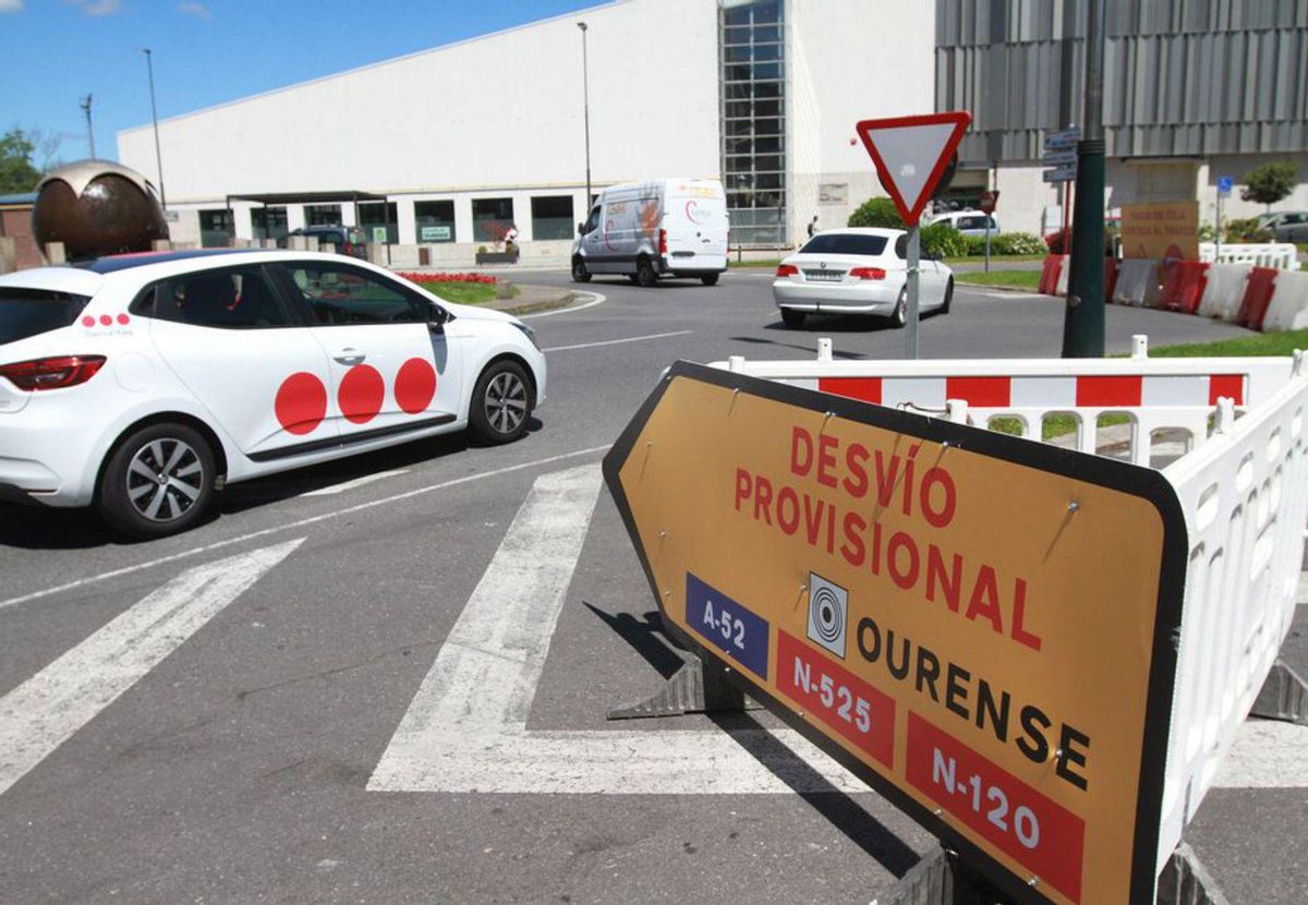 Los vehículos obligados a buscar rutas alternativas en Os Remedios. |  Iñaki Osorio