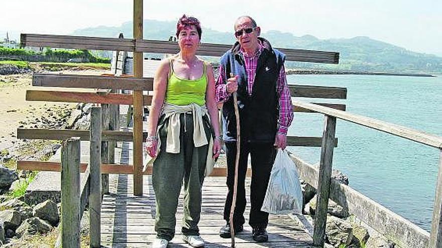 Rosi García y Fernando Expósito, ayer en el puente cerrado de la playina de Rodiles.