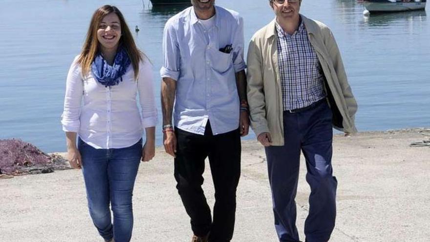 Laura Piñeiro (Son Estrella Galicia) y Antonio Caneda, junto al alcalde, Manuel Vázquez.