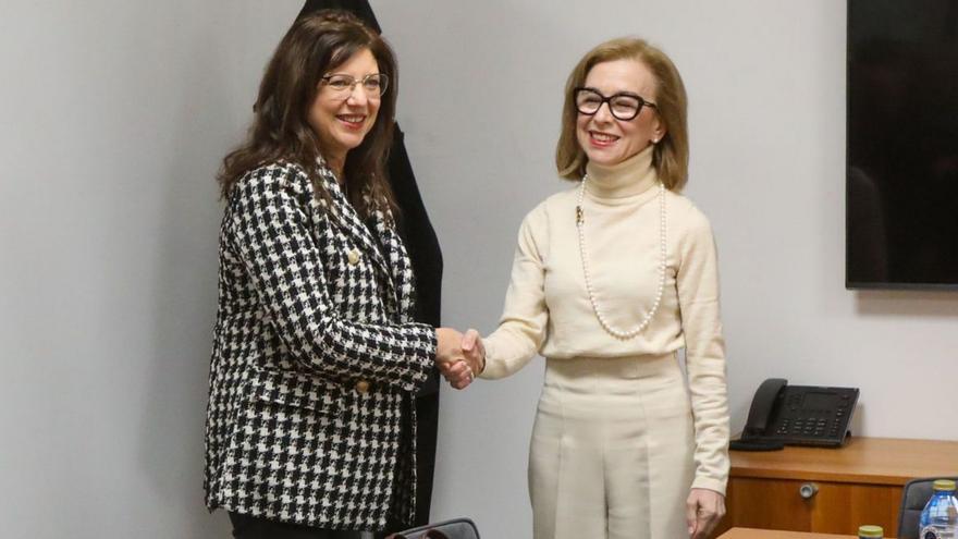 Caride y Rivas se dan la mano antes de la reunión celebrada en Santiago.