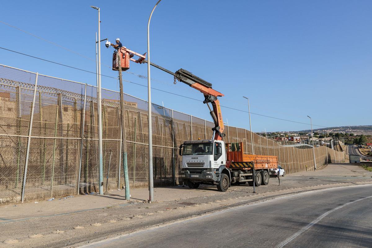 Trabajos de reparación de las vallas en la frontera de Melilla en una imagen de esta misma semana.