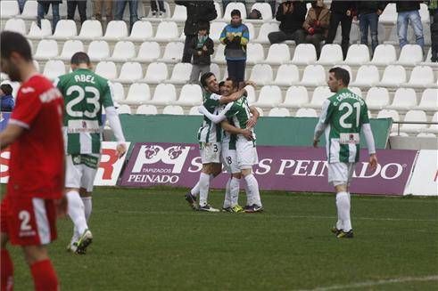 El Córdoba golea al Murcia (5-0)