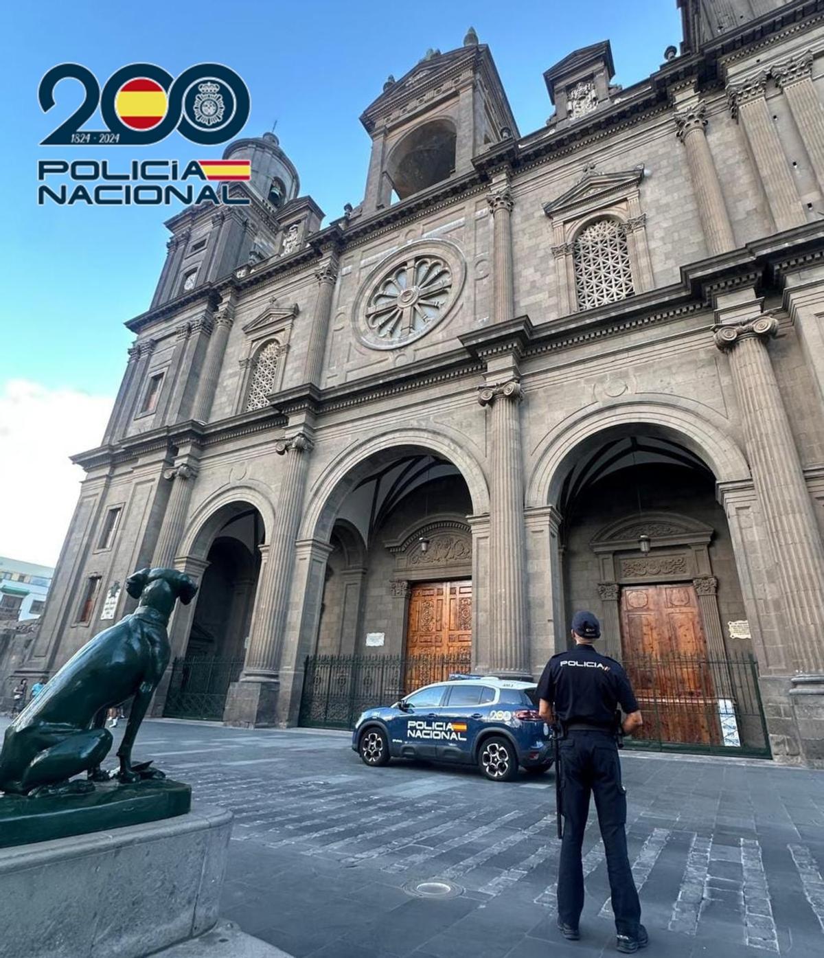Un agente de la Policía Nacional y un vehículo frente a la Catedral de Santa Ana, en Las Palmas de Gran Canaria