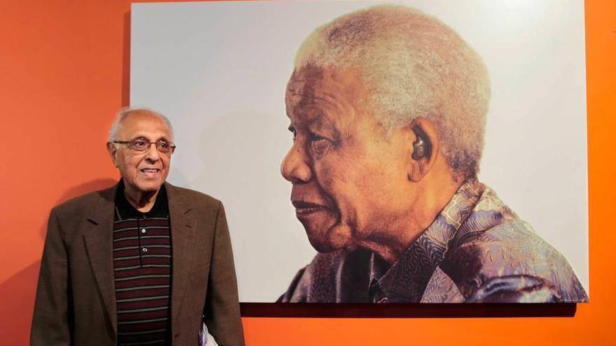 Ahmed Kathrada, ante un retrato de Mandela.