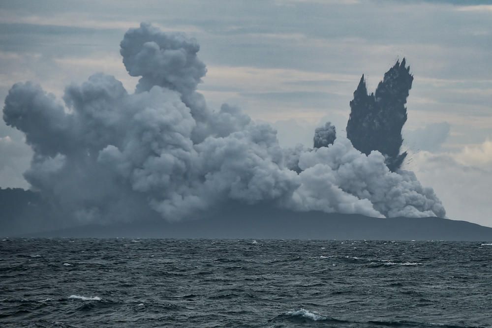 Mount Anak Krakatau volcano spews hot ash during ...