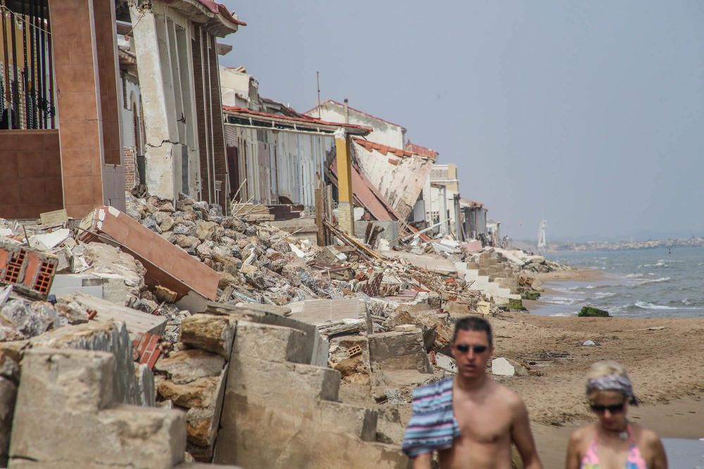 La escollera de la playa de Babilonia en Guardamar