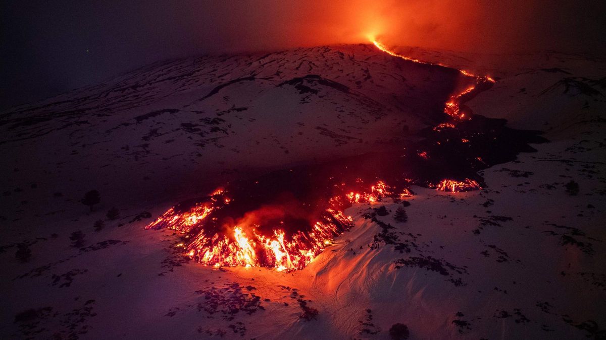 La lava fluye sobre la nieve en el volcán Etna