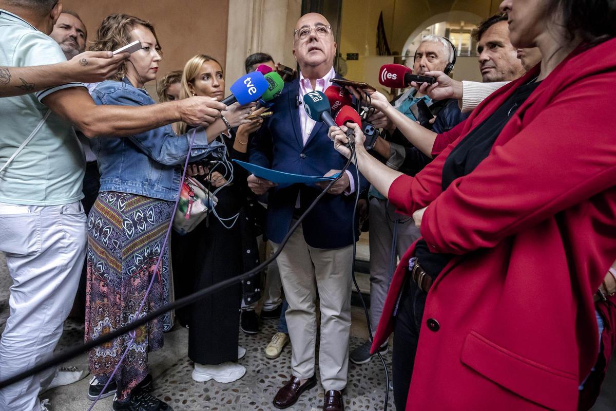 Xisco Cardona, rodeado de periodistas tras anunciar su salida de Vox, aunque conservará su acta de diputado del Parlament