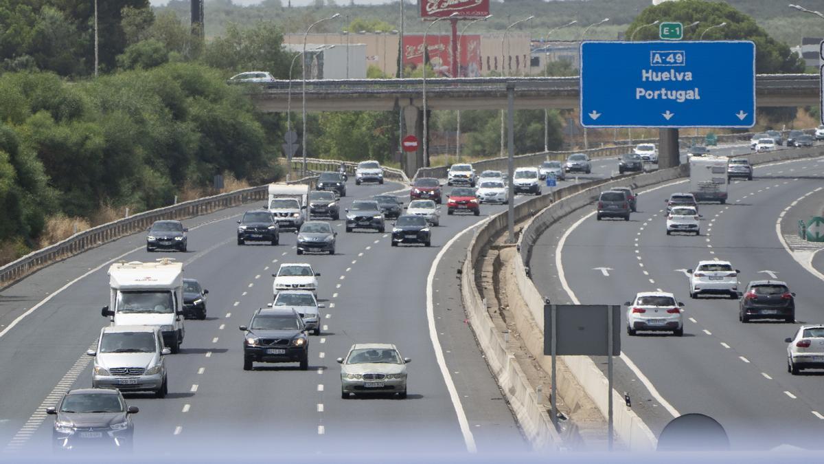 Estado del tráfico a la entrada de Sevilla a primera hora de la tarde de este domingo.