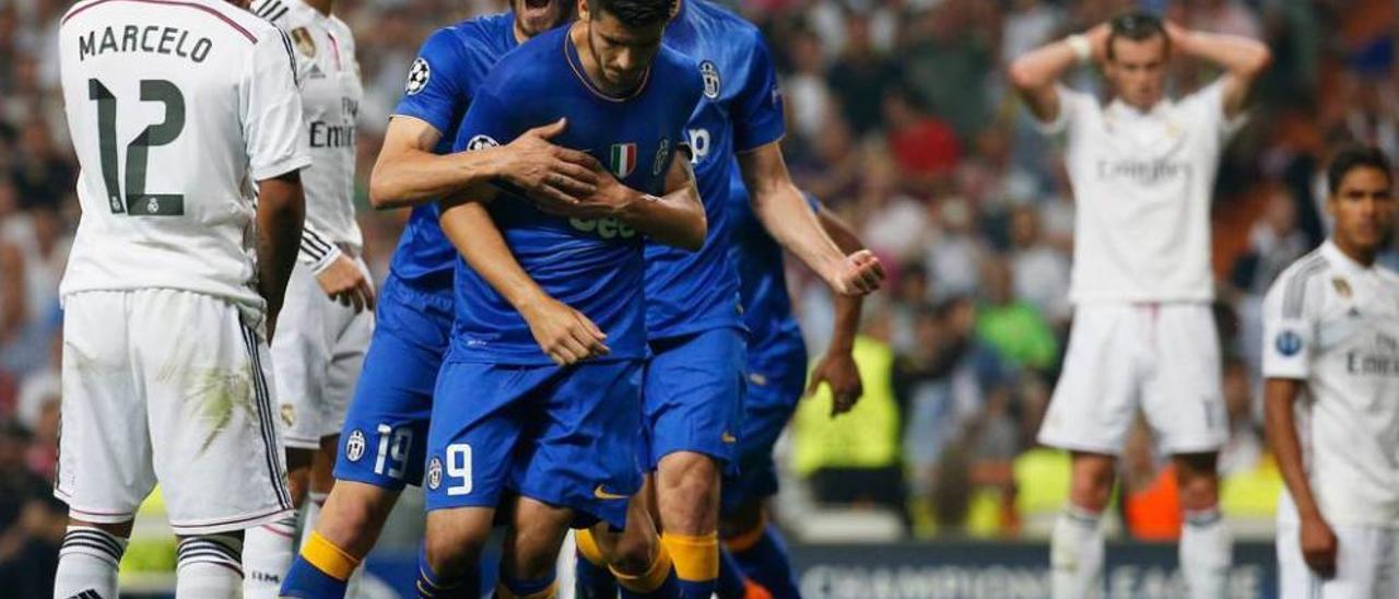 Bonucci y Chiellini (tapado) felicitan a Morata por su gol al Madrid en el Santiago Bernabéu.