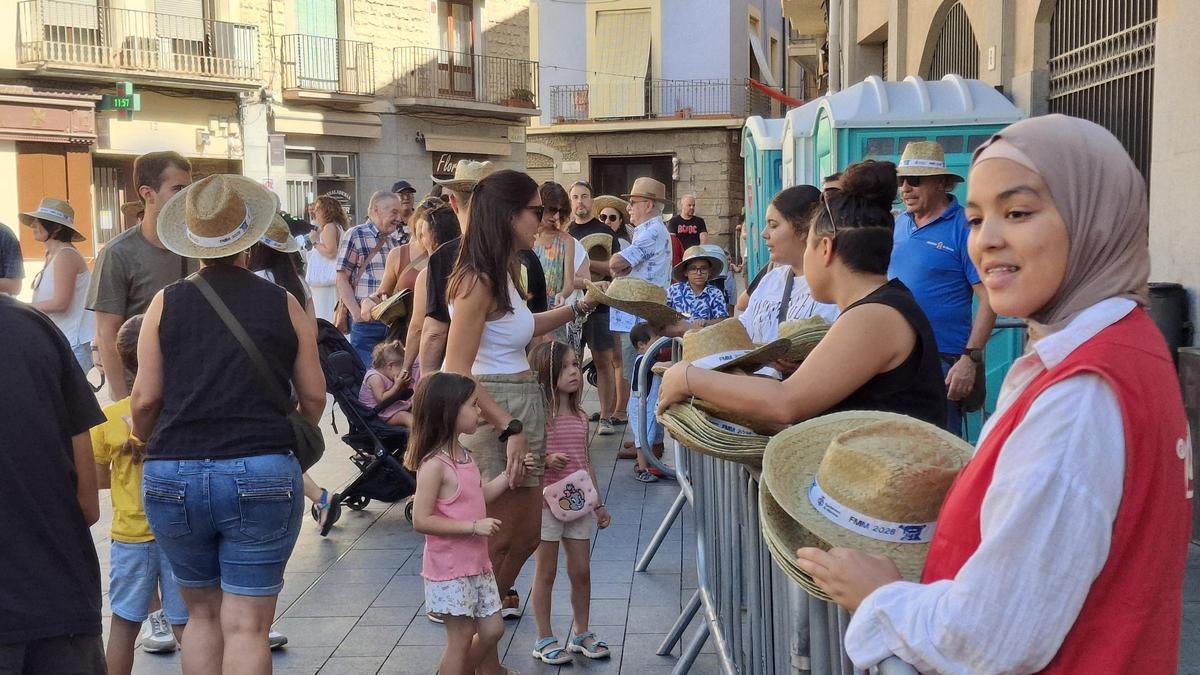 Es van repartir un miler de barrets, fet que la gent va agrair